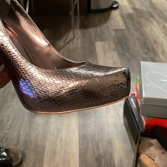 Bronze snake print pumps - Picture 3 of 5
